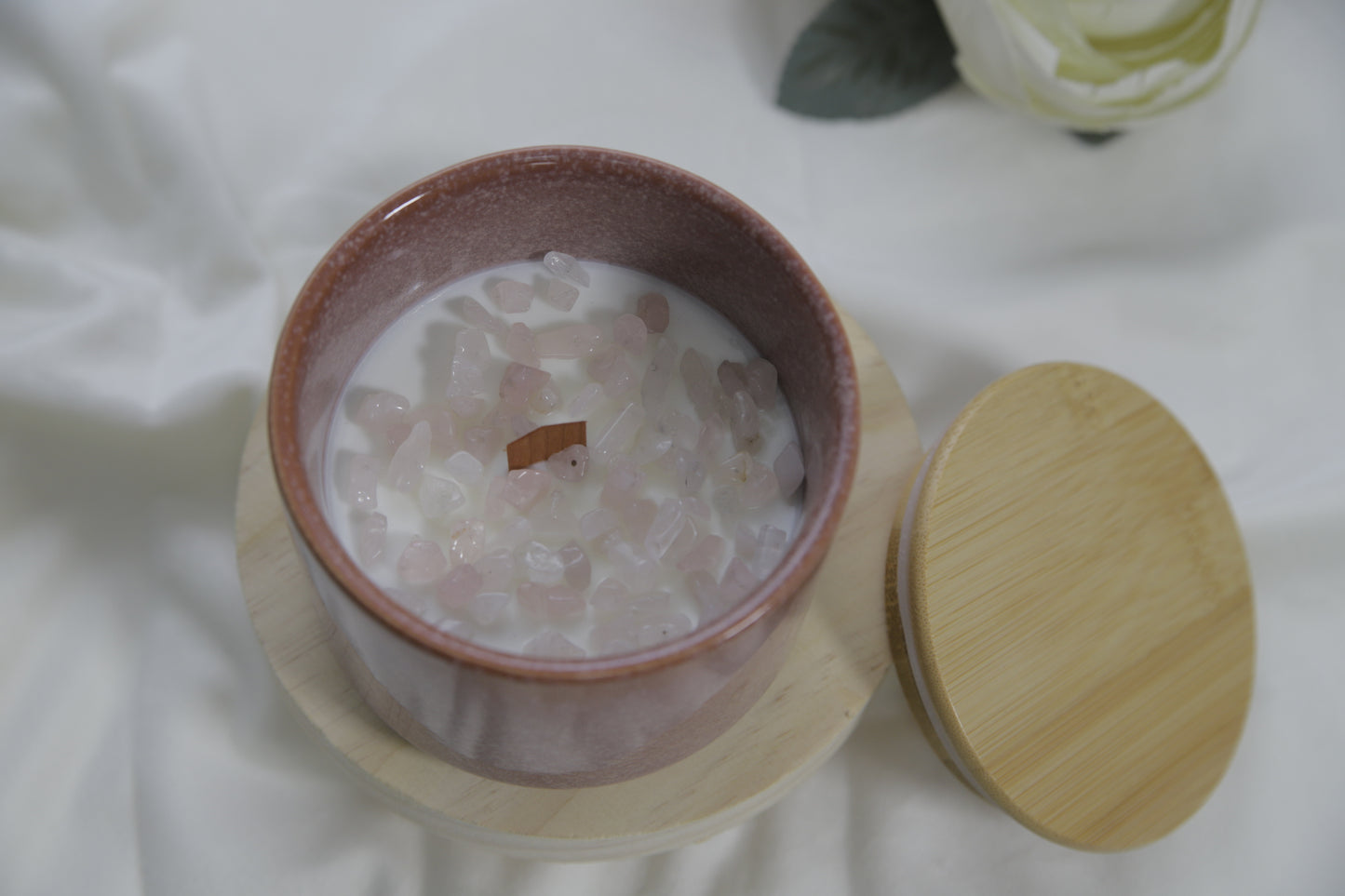 Vela Artesanal en Tarro de Cerámica Rosa Decorada con Minerales – Edición Limitada