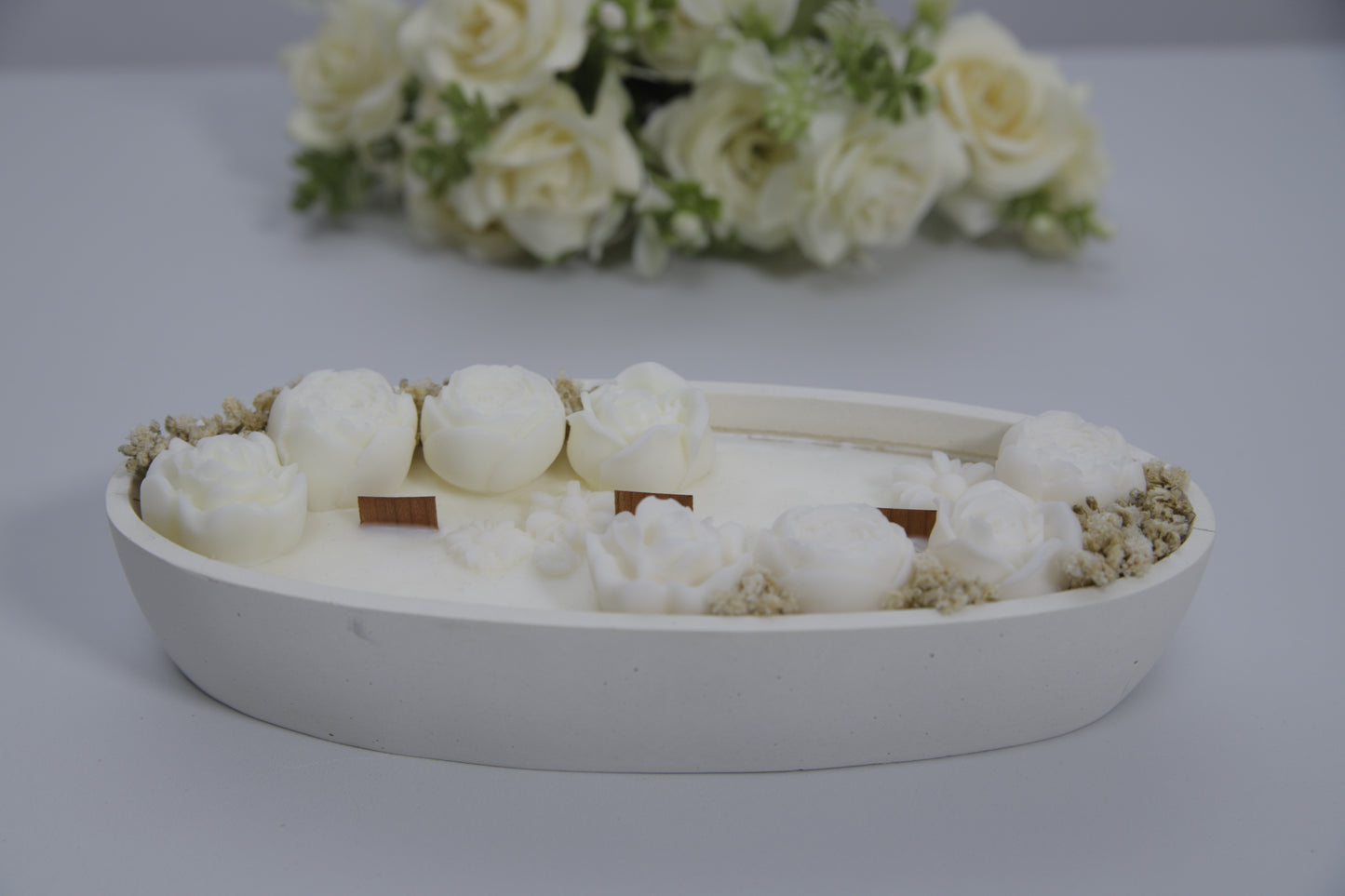 Vela Artesanal Ovalada Decorada con Flores de Cera y Secas – Edición Exclusiva