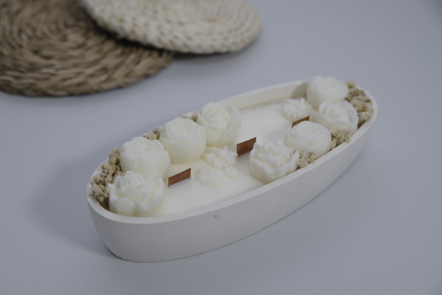 Vela Artesanal Ovalada Decorada con Flores de Cera y Secas – Edición Exclusiva