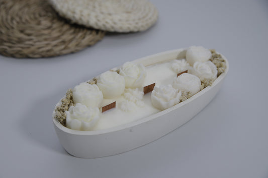 Vela Artesanal Ovalada Decorada con Flores de Cera y Secas – Edición Exclusiva
