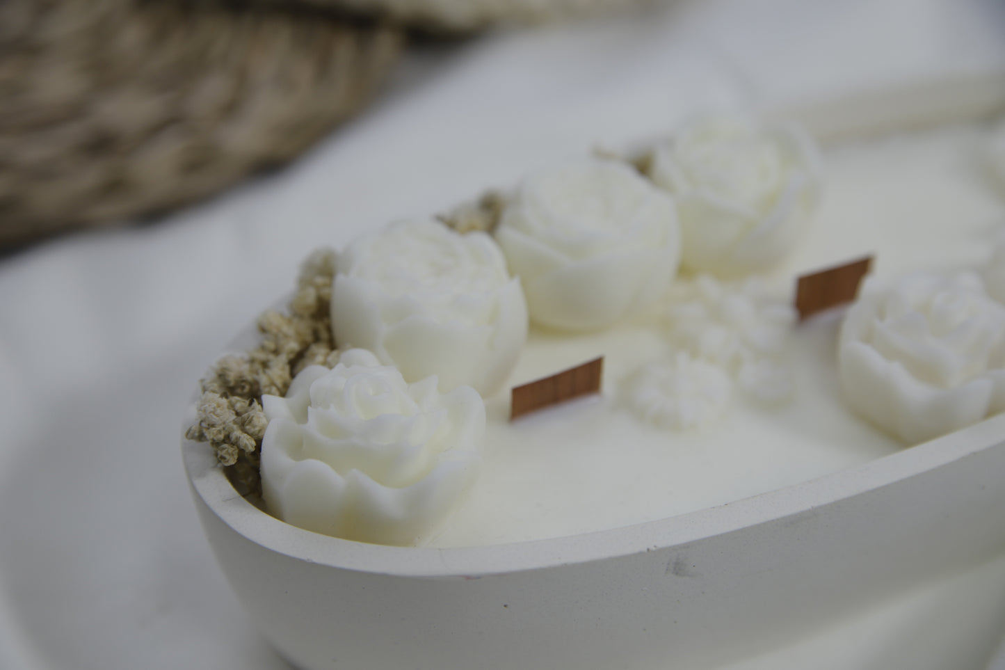 Vela Artesanal Ovalada Decorada con Flores de Cera y Secas – Edición Exclusiva