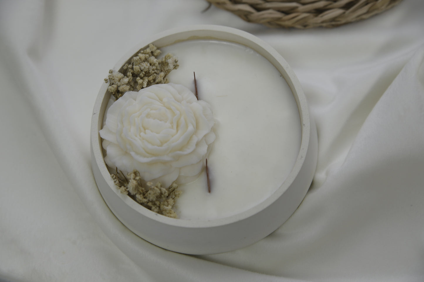 Vela Artesanal Decorada con Flores – Edición Limitada