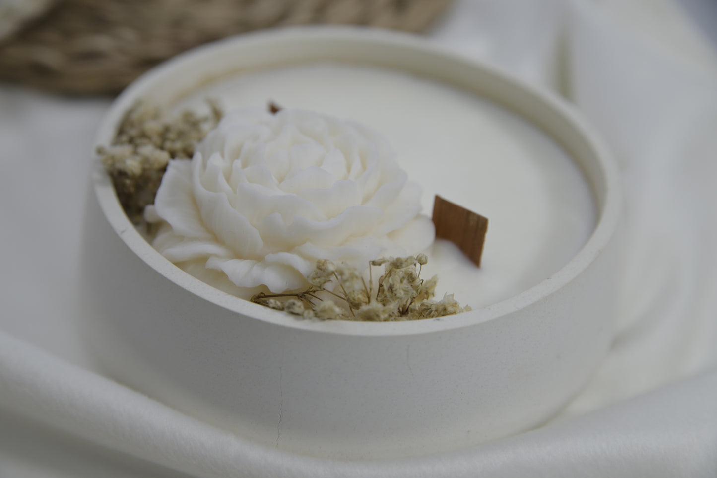 Vela Artesanal Decorada con Flores – Edición Limitada