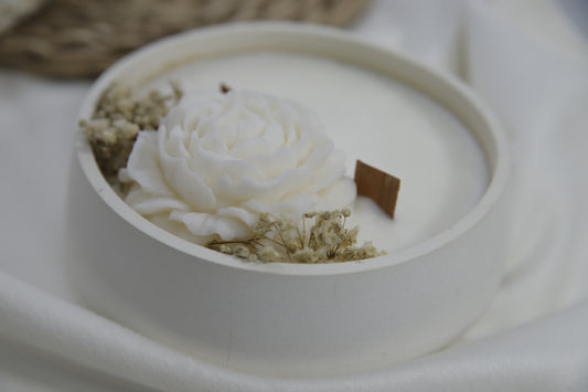 Vela Artesanal Decorada con Flores – Edición Limitada