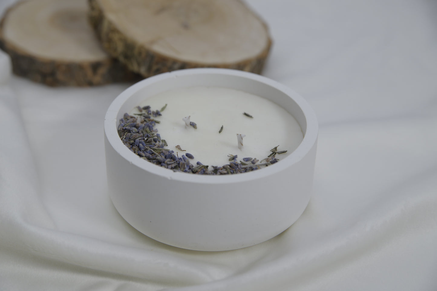 Vela Artesanal en Recipiente decorada con Flores Secas – Edición Limitada