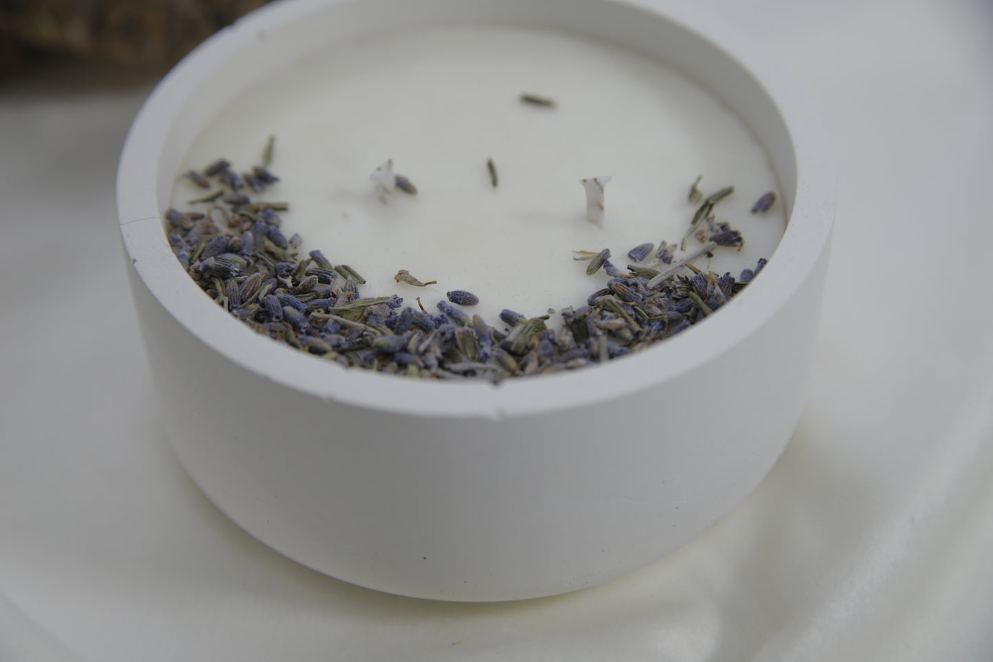 Vela Artesanal en Recipiente decorada con Flores Secas – Edición Limitada