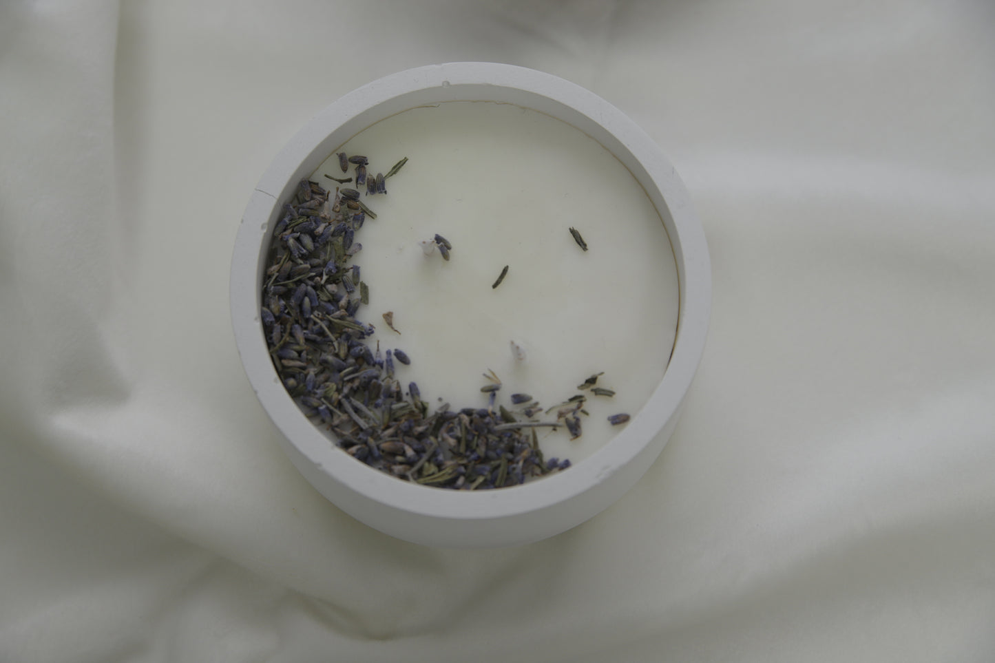 Vela Artesanal en Recipiente decorada con Flores Secas – Edición Limitada