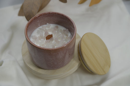 Vela Artesanal en Tarro de Cerámica Rosa Decorada con Minerales – Edición Limitada