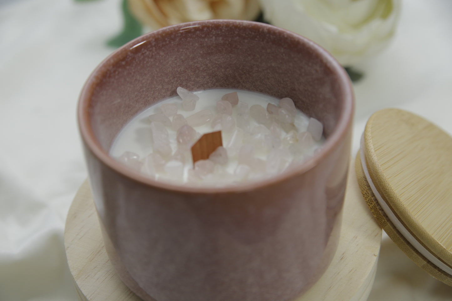 Vela Artesanal en Tarro de Cerámica Rosa Decorada con Minerales – Edición Limitada