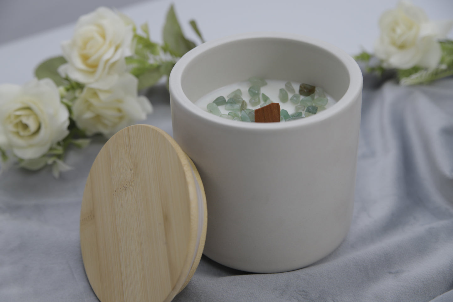 Vela Artesanal en Tarro de Cerámica Blanca Decorada con Minerales Verdes – Edición Limitada