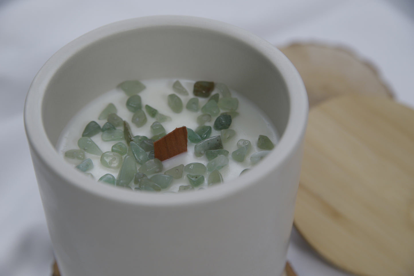 Vela Artesanal en Tarro de Cerámica Blanca Decorada con Minerales Verdes – Edición Limitada