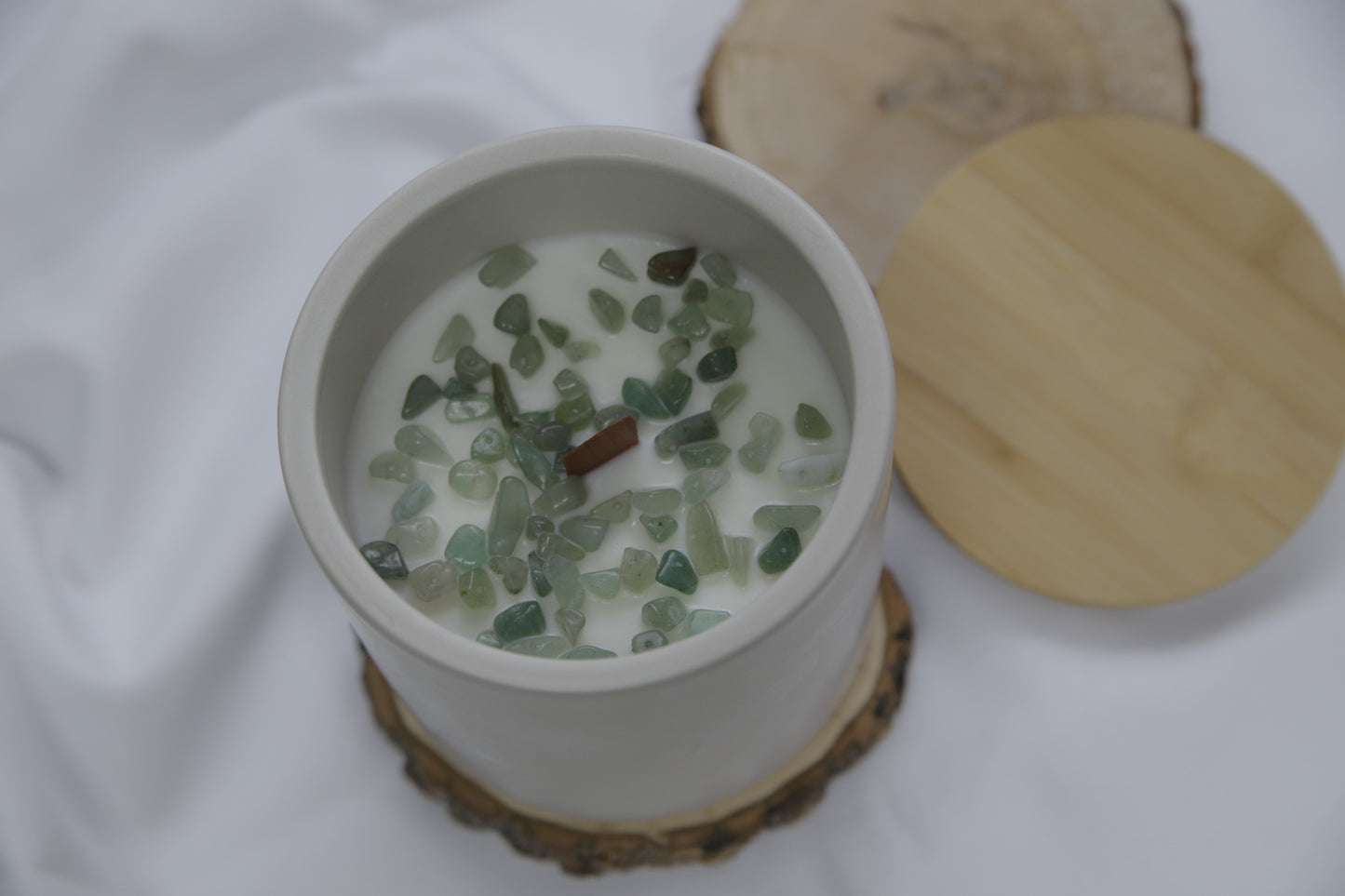 Vela Artesanal en Tarro de Cerámica Blanca Decorada con Minerales Verdes – Edición Limitada