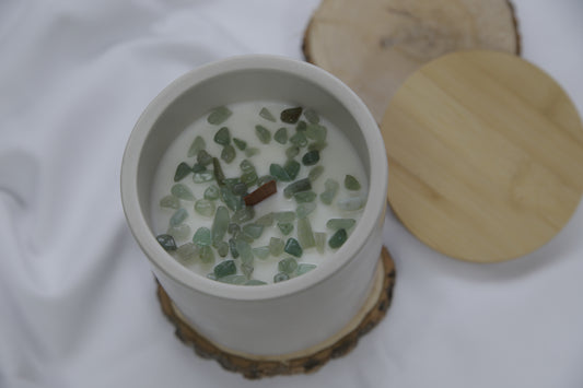 Vela Artesanal en Tarro de Cerámica Blanca Decorada con Minerales Verdes – Edición Limitada