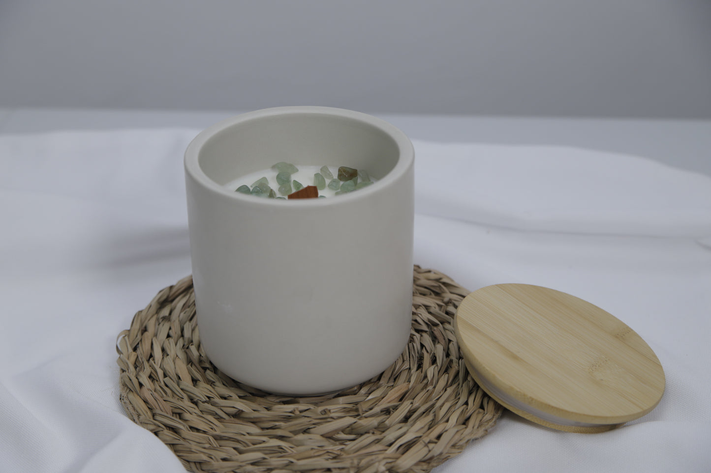 Vela Artesanal en Tarro de Cerámica Blanca Decorada con Minerales Verdes – Edición Limitada